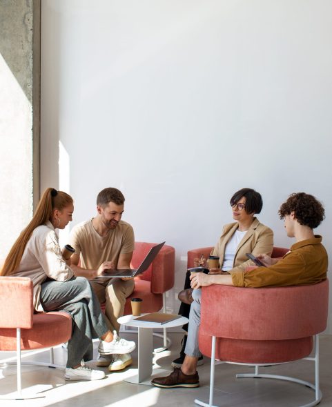 Nykyaikainen toimistotila, joka esittää etätyöympäristöä